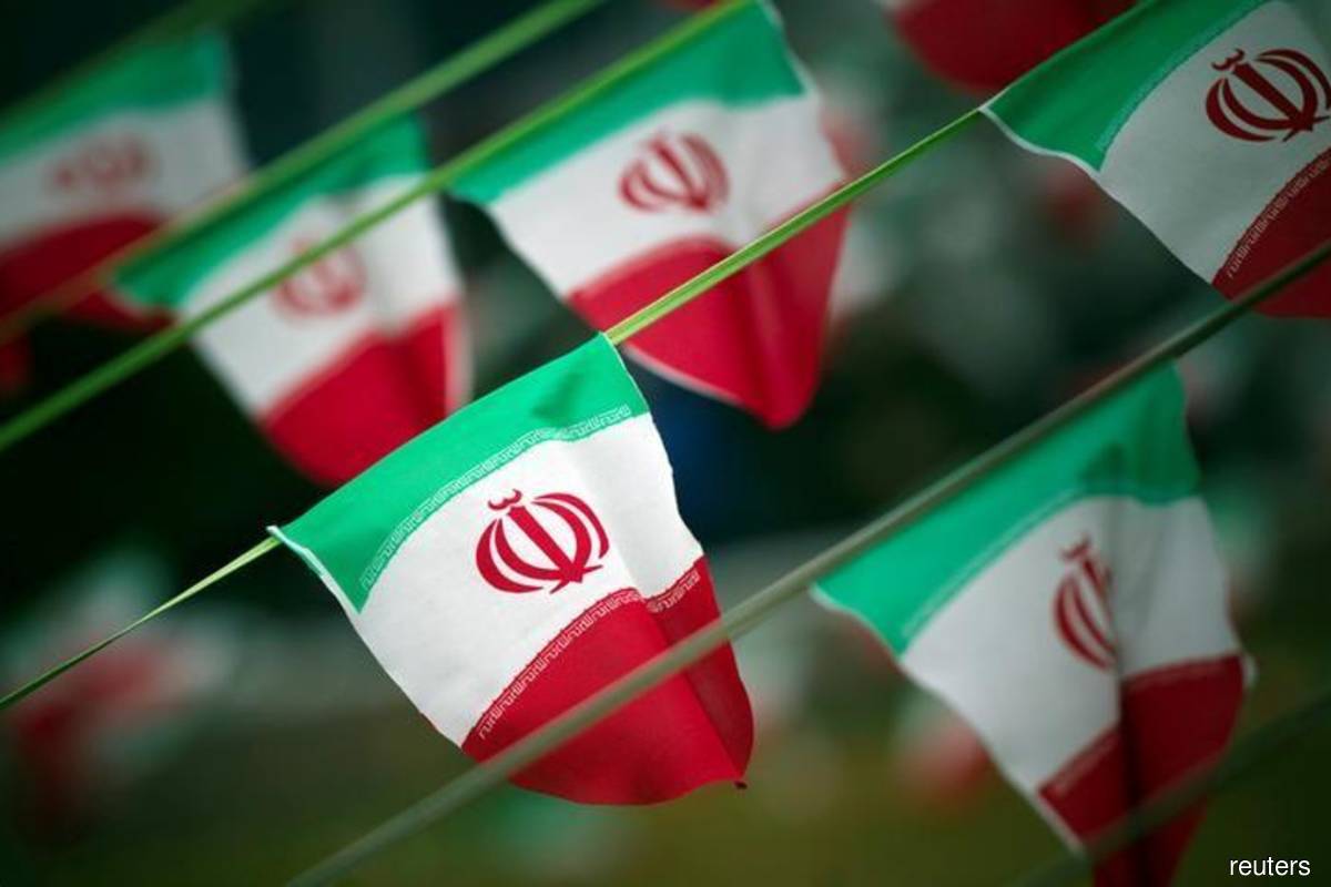 Oil retreats on chance of Iran supply boost